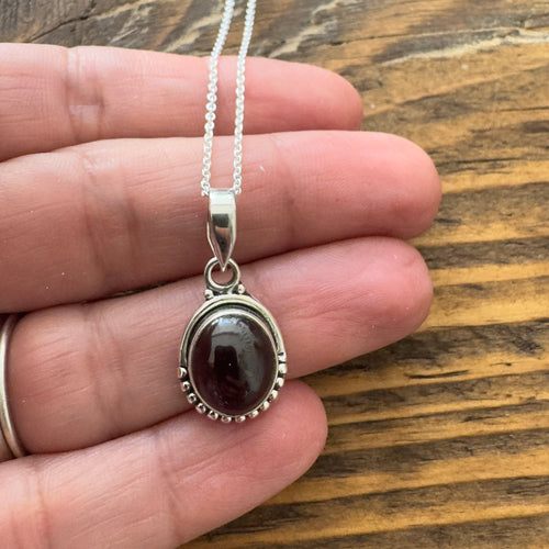 Garnet Oval Oval Dot Silver Necklace