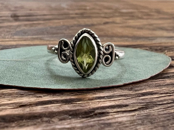 Sterling Silver Faceted Period Ring Vintage Scroll
